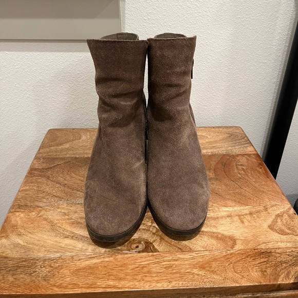 Women’s Crown Vintage Sunny Ankle Boot in Brown Suede - Picture 4 of 5